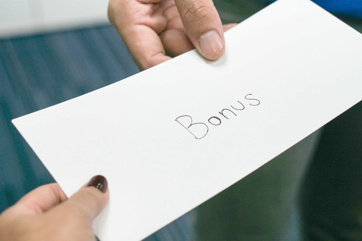 boss gives bonus to employee | Are Bonuses Taxed Differently Than Commissions? | Tax Rate on Bonuses | tax rate on bonuses | tax rate for bonuses