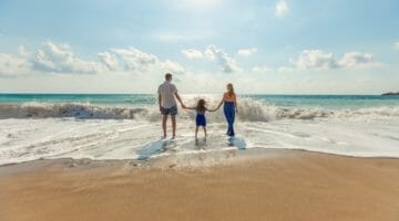 Feature | family on the beach | Budget Vacation Ideas For Fun, Frugal Families | budget vacations 2018