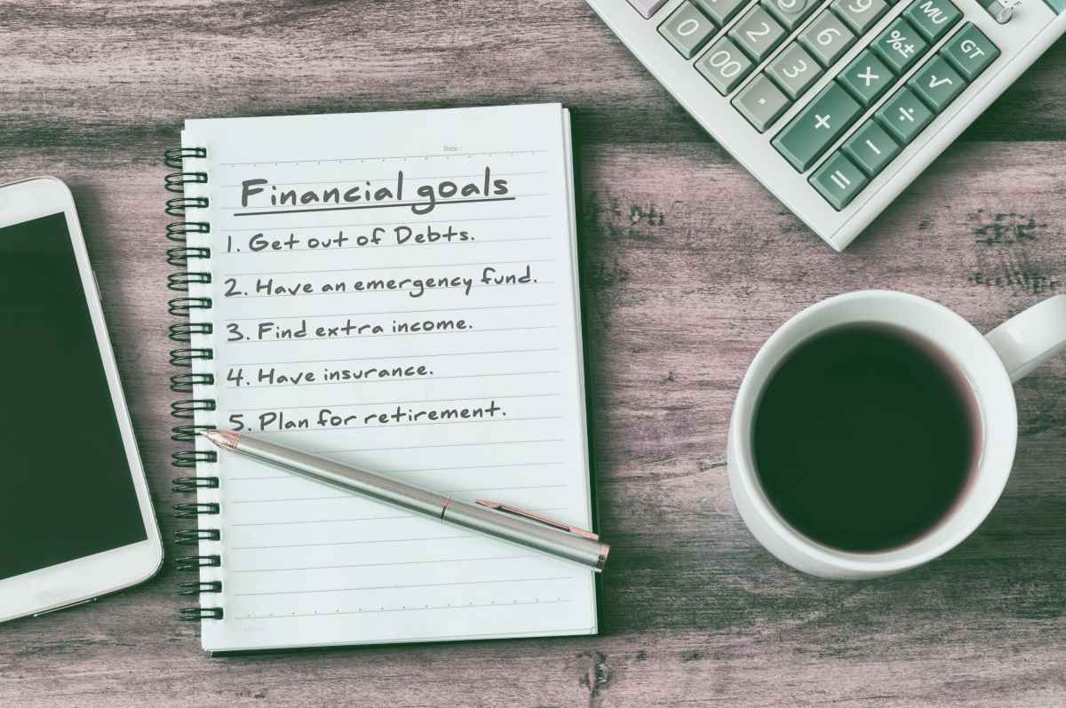 financial goals written on notepad | Personal Finance Tips From The Richest People In The World | personal finance management