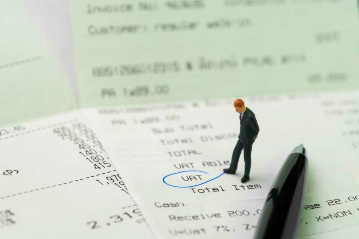 VAT circled on a receipt | Different Types Of Taxes We Pay In The US | income tax