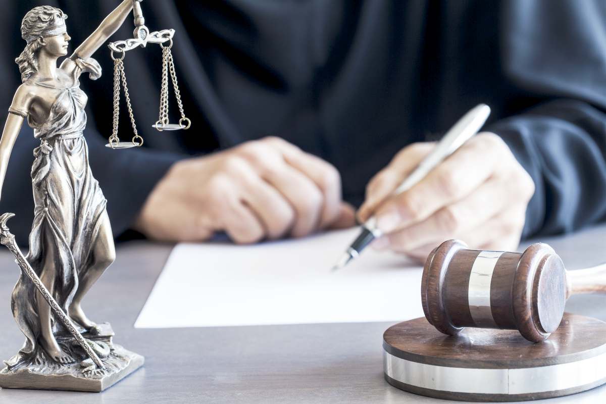 judge writing | What Is The IRS Employee Misclassification Amnesty Program? | misclassification of employees as independent contractors